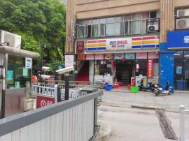 捡漏！盘龙城小区入口处120平米百货超市...