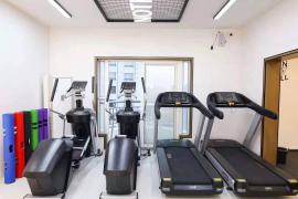 徐东地铁口凯旋门广场160平健身房挥泪转...