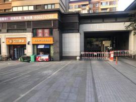 盘龙城高档小区大门口320平米棋牌+超市...