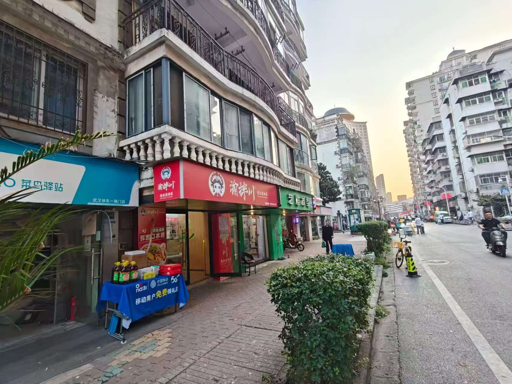 徐东一路80平房租便宜且能住人的旺铺...