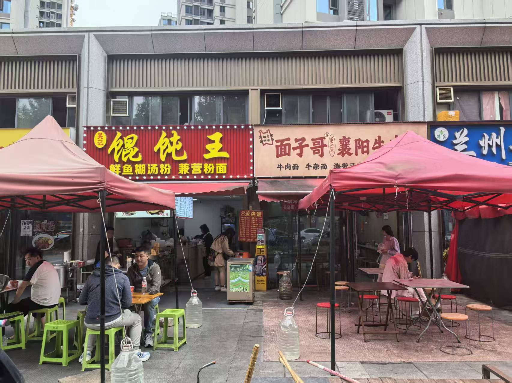 常青城大型社区底商地铁口对面面馆转让