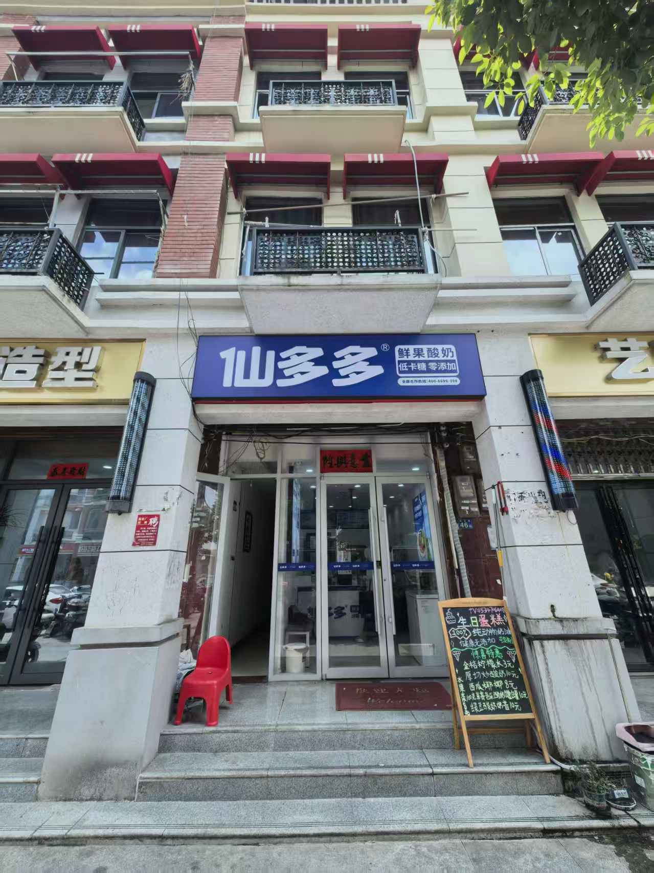 蔡甸区奓山街道联富路。商业街门面。