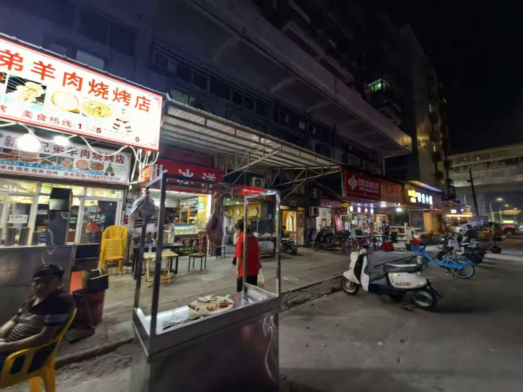 东西湖将军路将军花园小区门口烧烤店转...