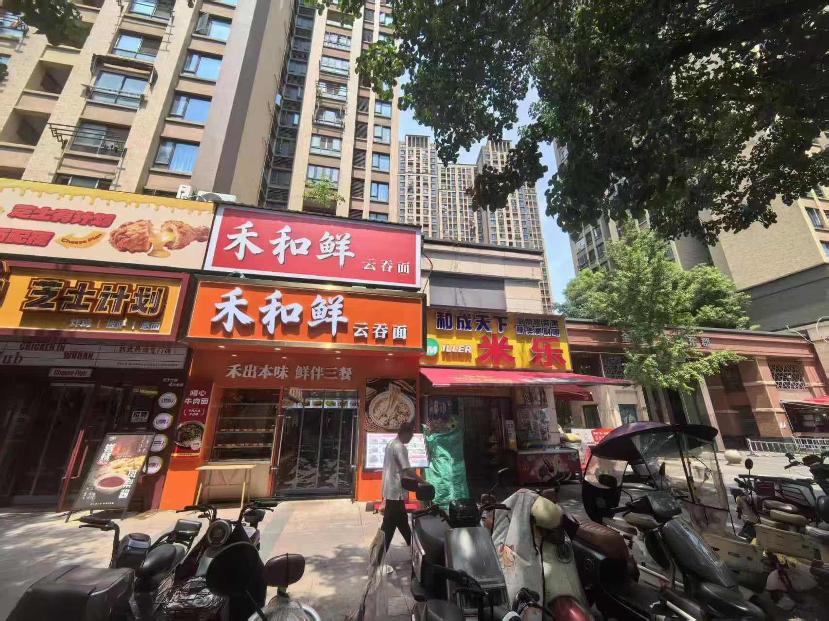 光谷大型小区门口精装修面馆转让
