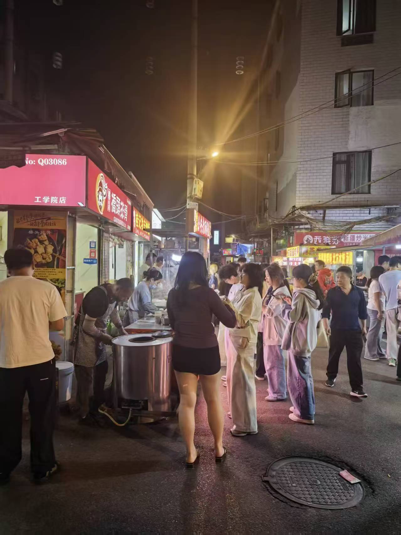 万人高校小吃街 拐角位双门头小吃店转...
